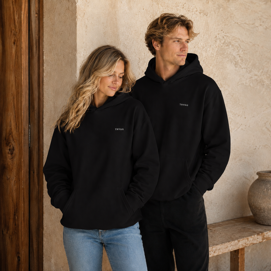 De TRYGG Hoodie · 340 GSM Stealth Calm-Wear